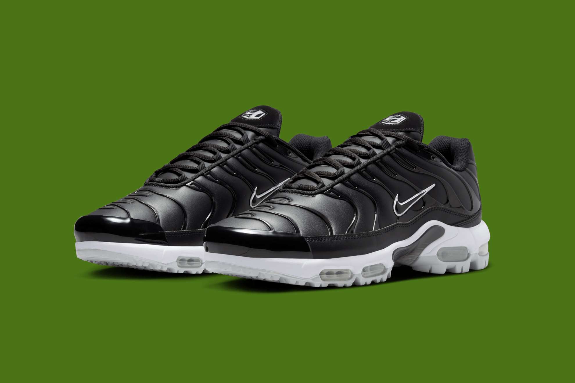 white nike shoes air max plus