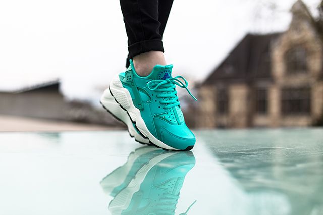 Nike Air Huarache Artisan Teal On Foot