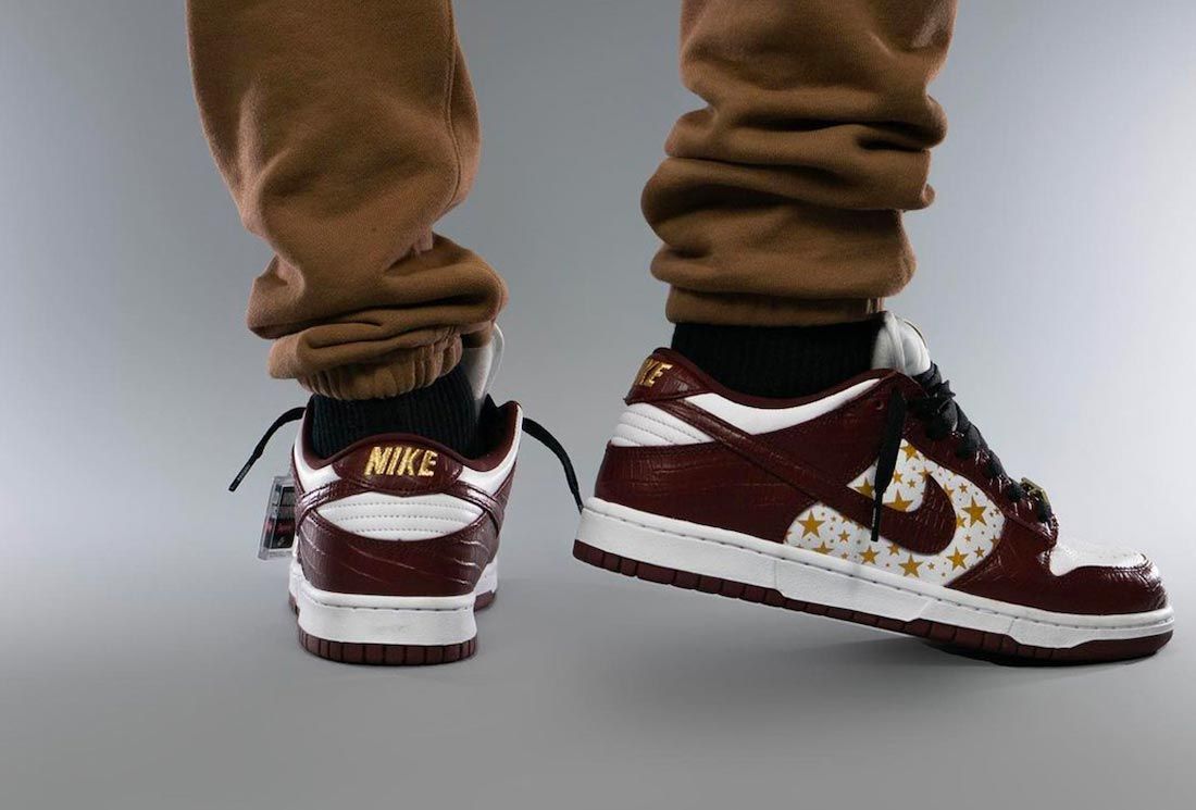 dunk low bordeaux on feet