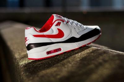 Nike Wmns Air Max Light White Chilling Red