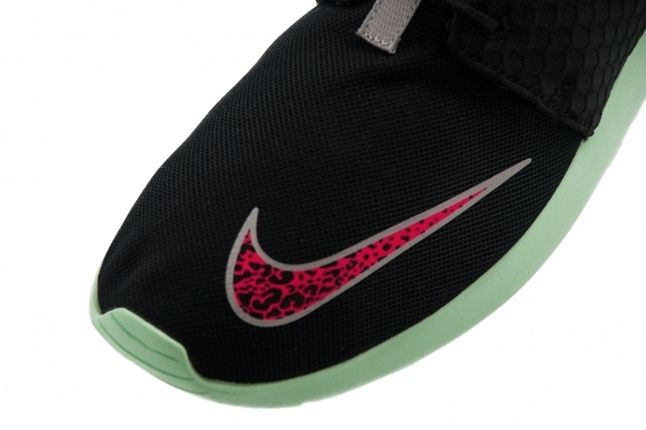 Nike Roshe Run Fb Pink Flash Toebox 1