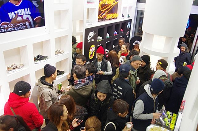 Atmos Nike Am1 Animal Camo Launch Recap Crowd1 1