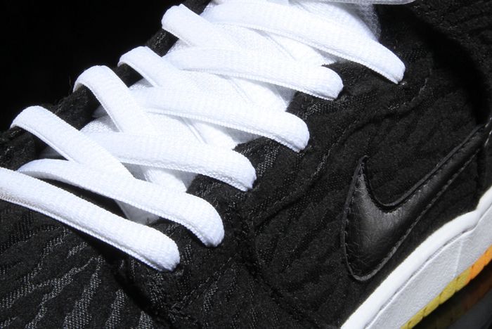 nike sb skunk on feet