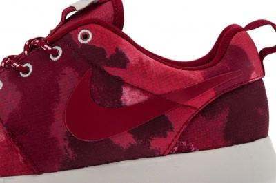 Nike Rosherun Fusion Red Midfoot Detail