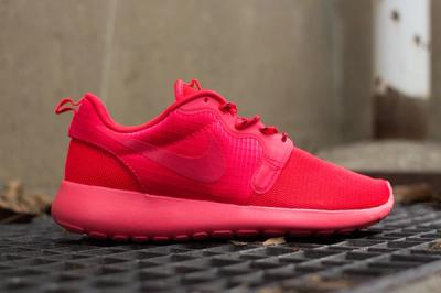 Nike Wmns Roshe Hyp Laser Crimson Sideview