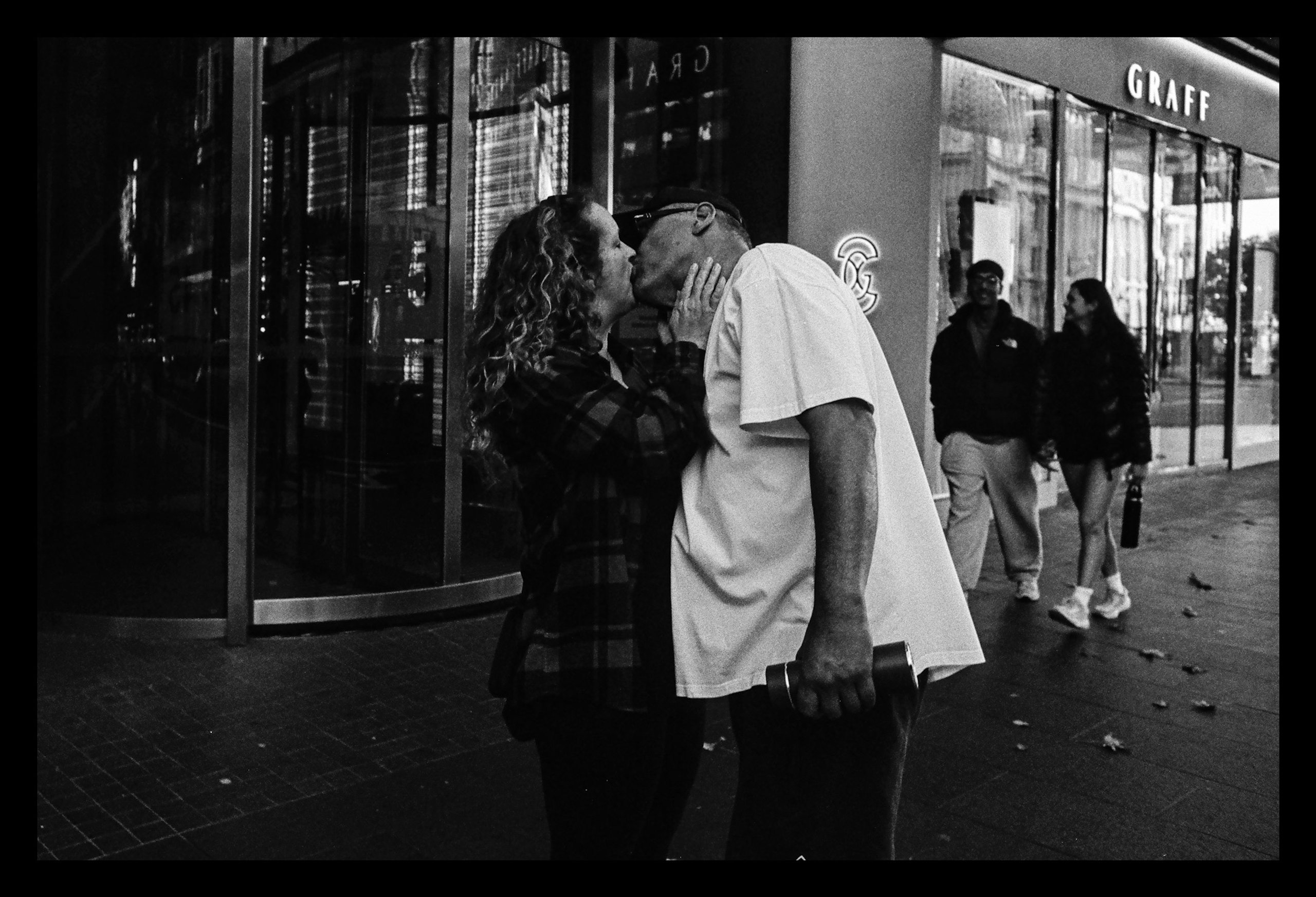 kissing