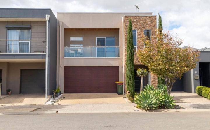 40 Broadwater Cres, Mawson Lakes