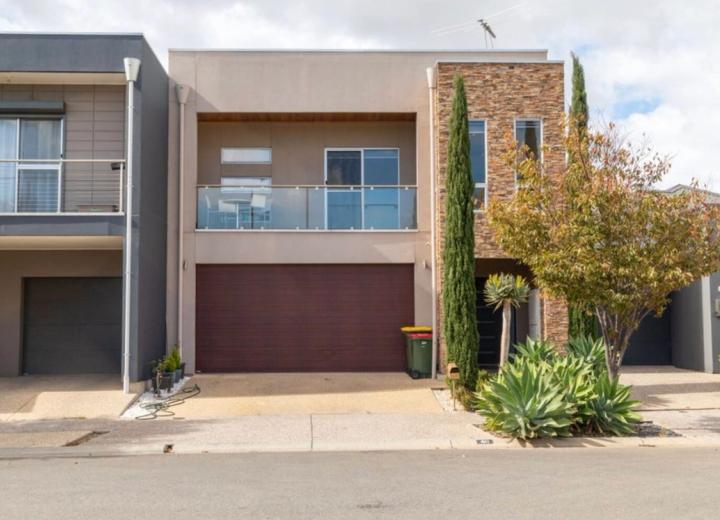 40 Broadwater Cres, Mawson Lakes