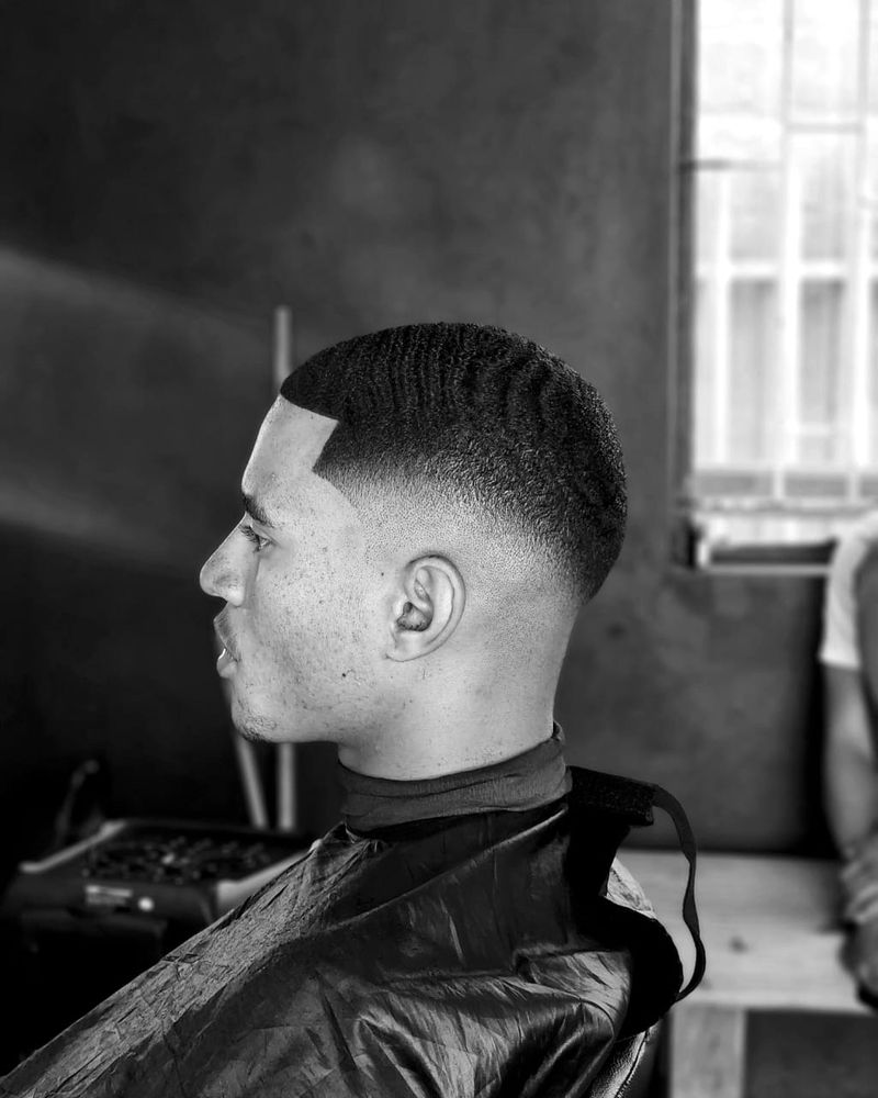 Corte de cabello: Corte a tu estilo: fade, clásico o moderno, con acabado a navaja.