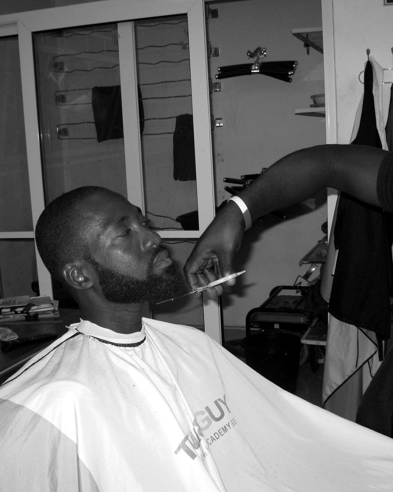 Servicio de barba sencillo: Rebaje y perfilado de barba con máquina.