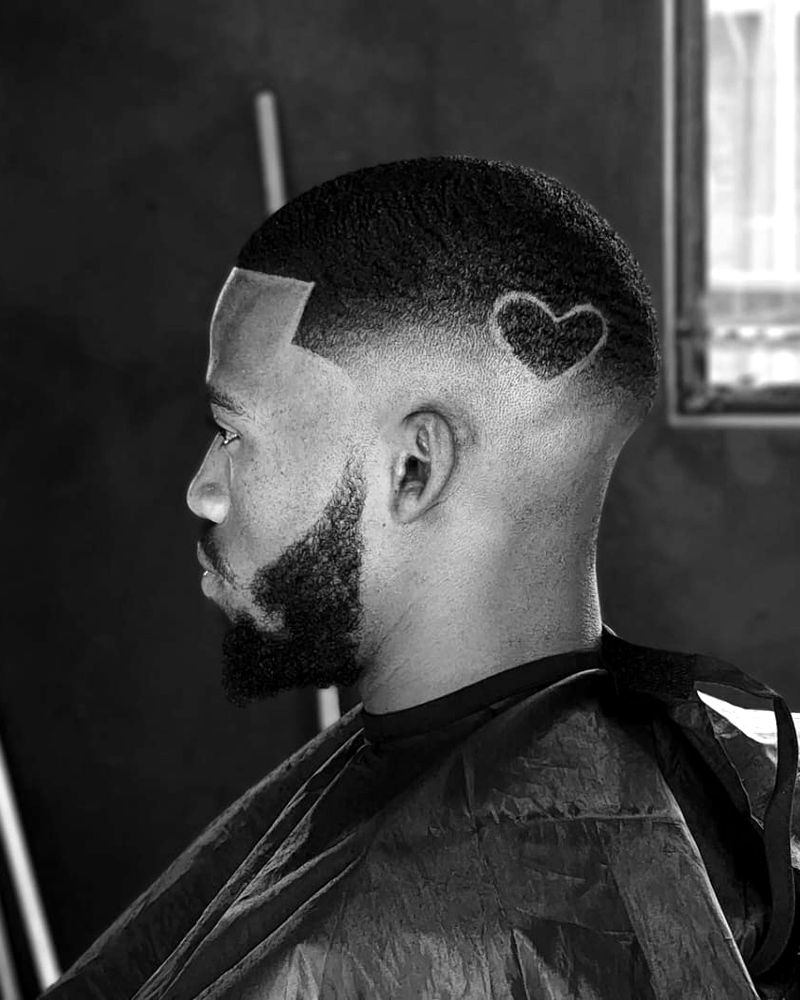 Servicio de barba completo: Arreglo completo con toalla caliente, navaja y aceite para barba.