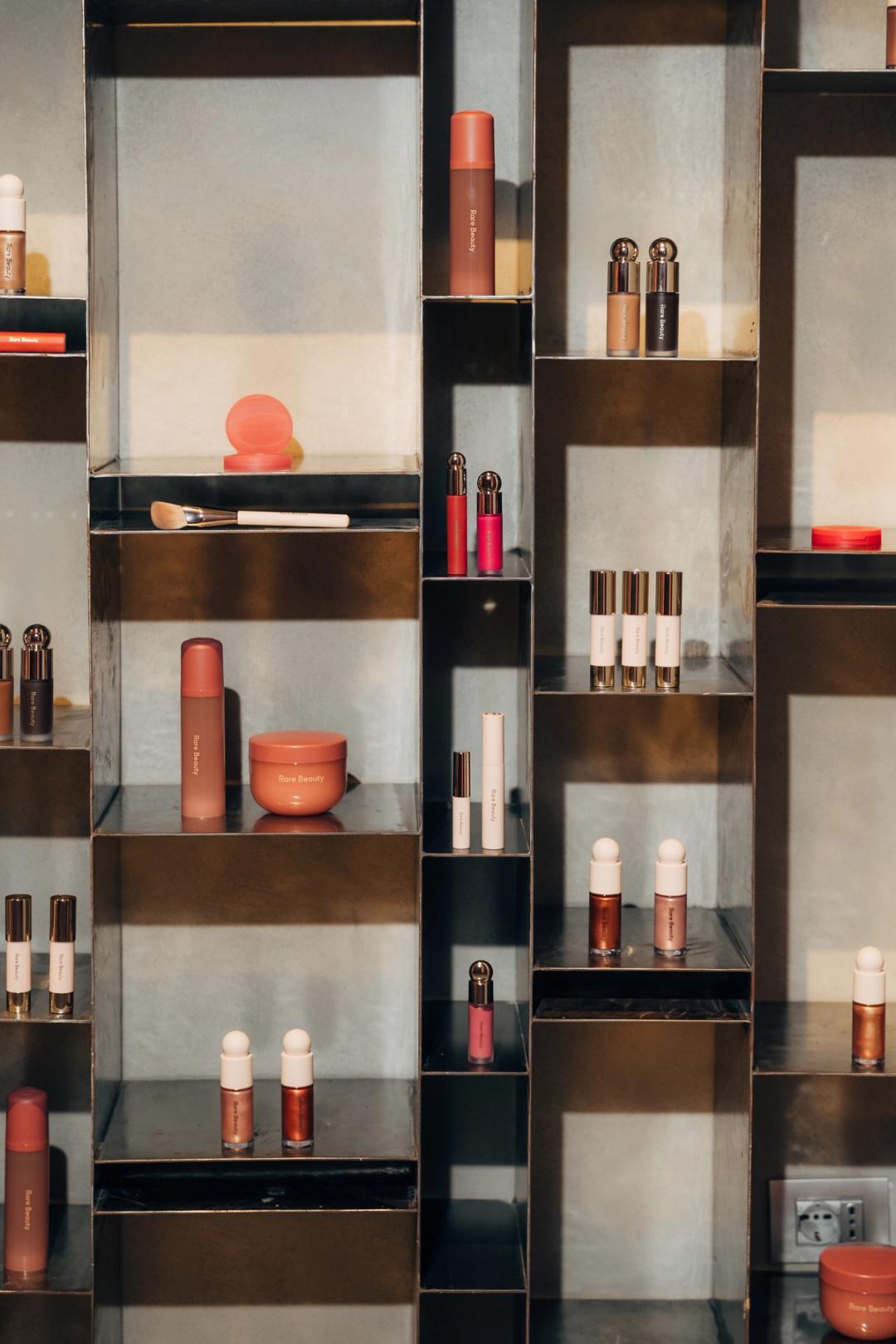 Rare Beauty - Matte Bouncy Blush gallery image