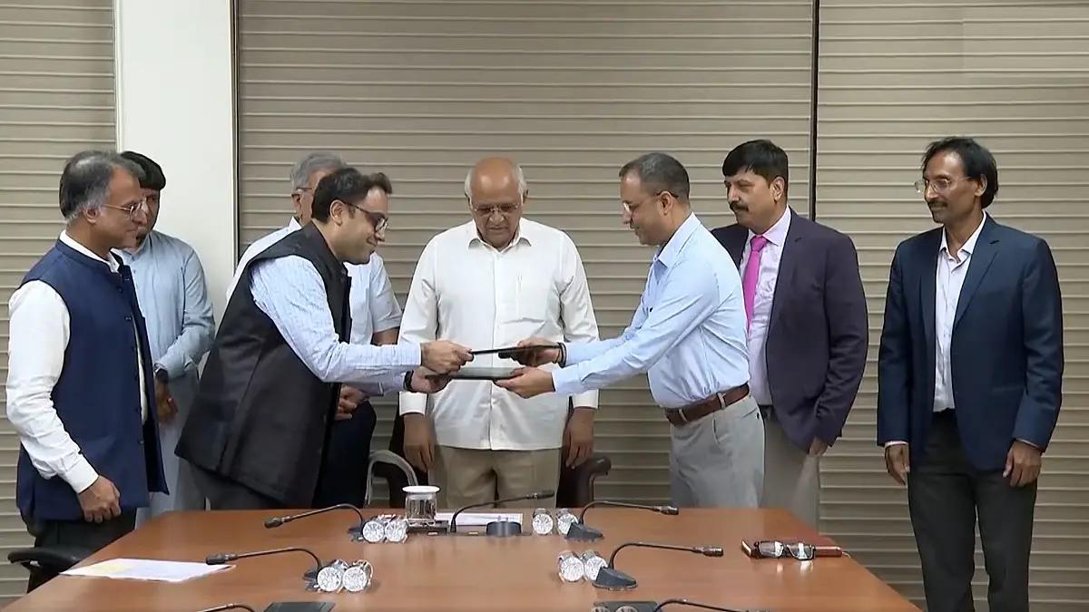 Gujarat Signs MoU with HUDCO