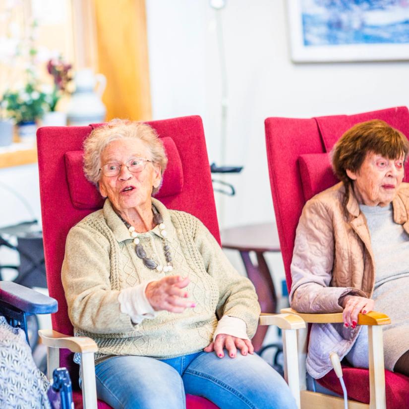 Eldre synger sammen på insitiusjon