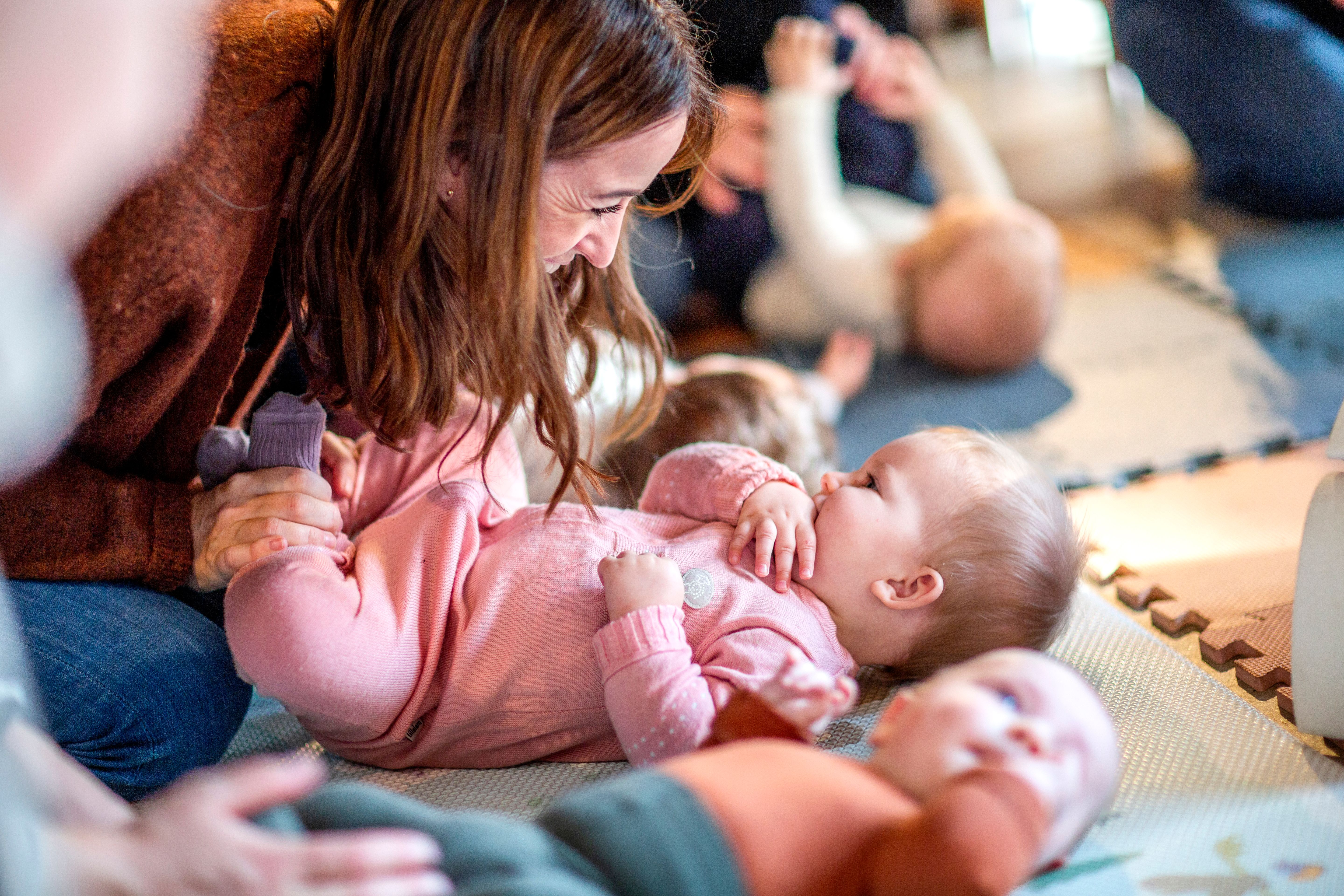 Mor synger sammen med babyen sin - babysang
