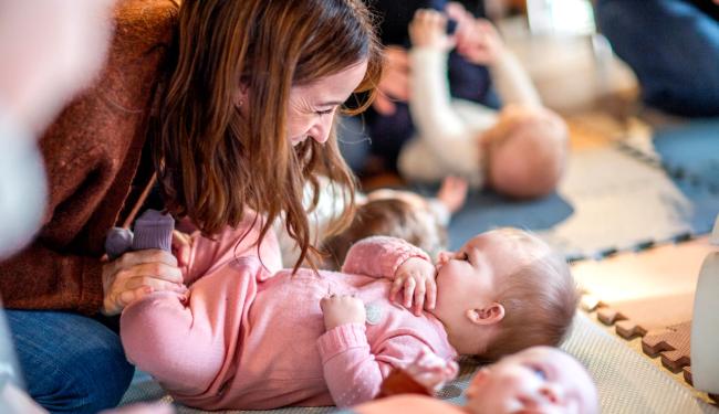 Mor synger sammen med babyen sin - babysang