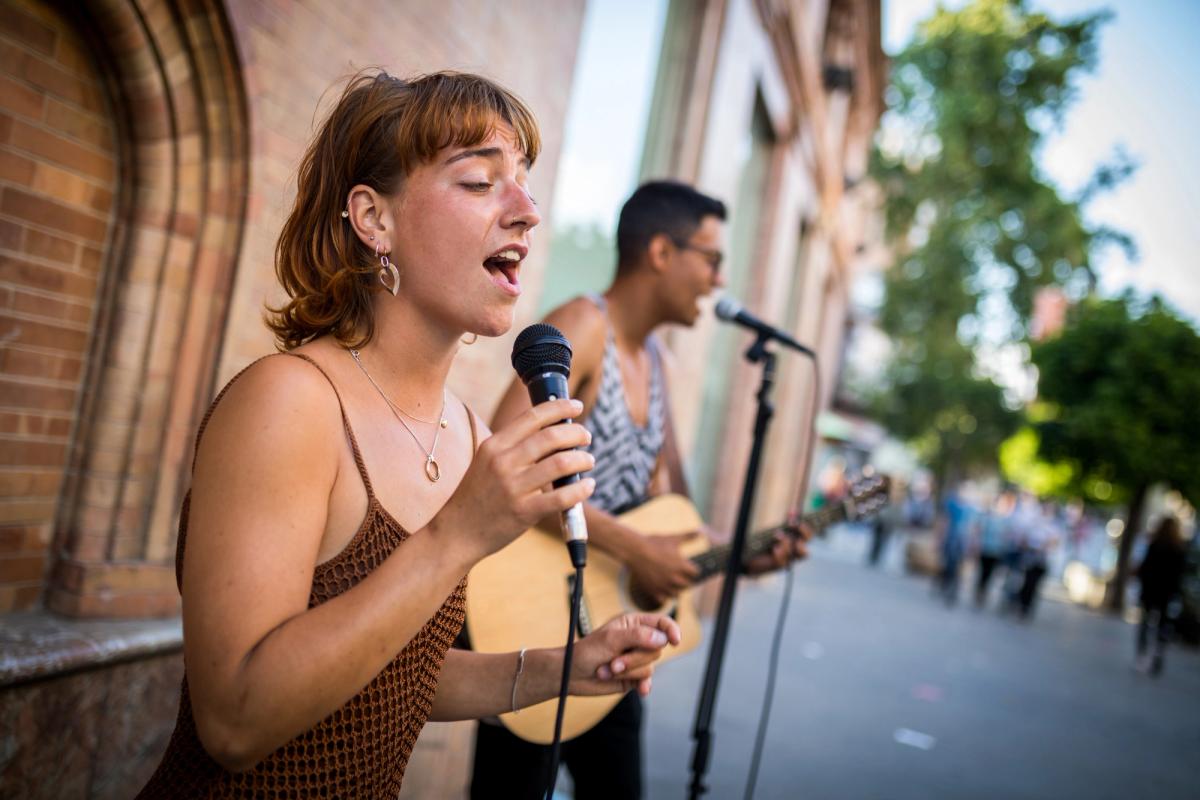 En enorm folkemengde møtes i sang.