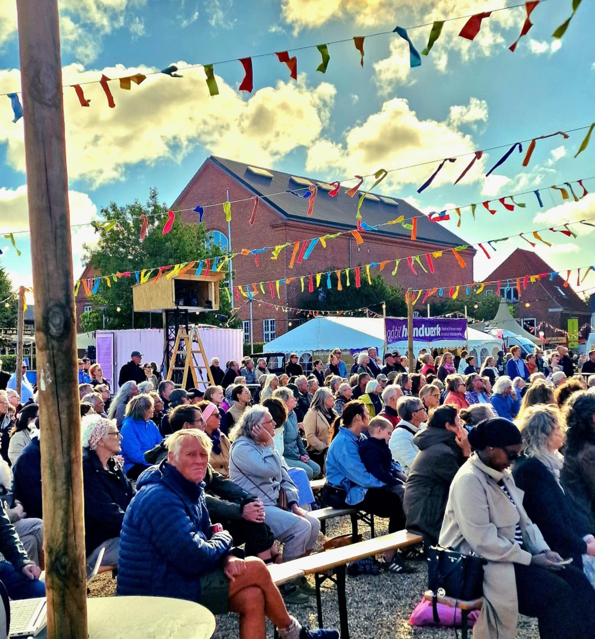 Et stort publikum som synger i Mors i Danmark. 