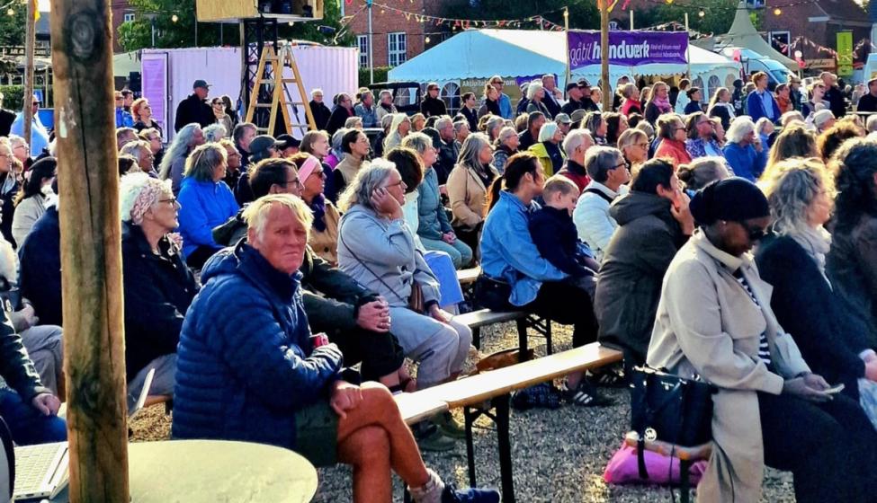 Et stort publikum som synger i Mors i Danmark.