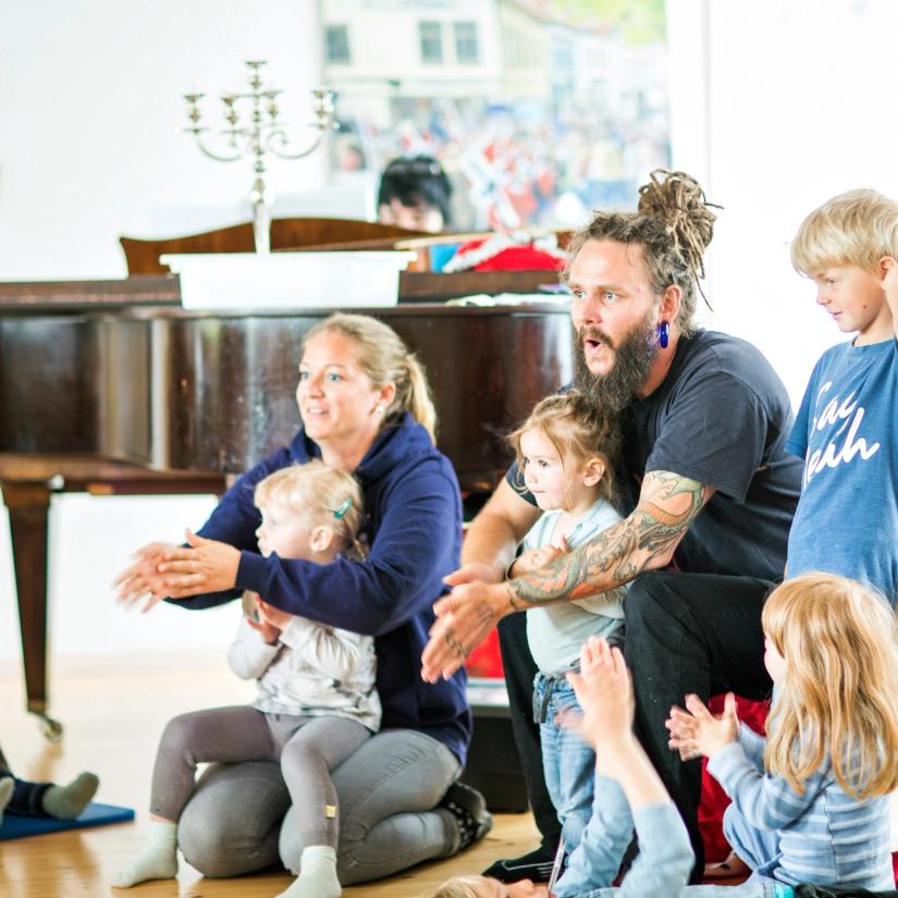 Ansatte og barnehagebarn synger sammen