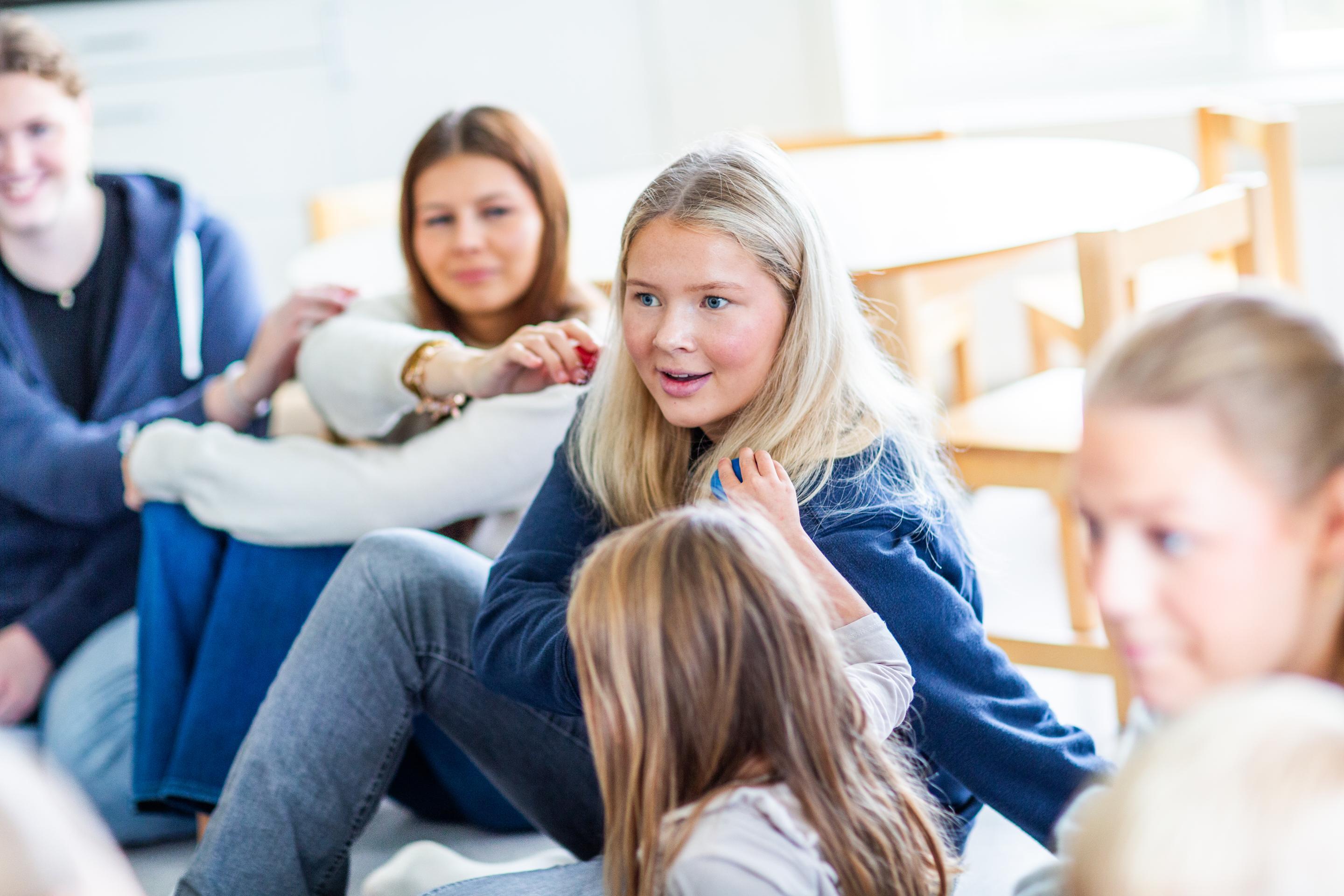 Elever ved Knarvik vgs. rusler bort til barnehagen for å teste ut sanger og bevegelsesaktivitet som de først har gjennomgått i klasserommet.