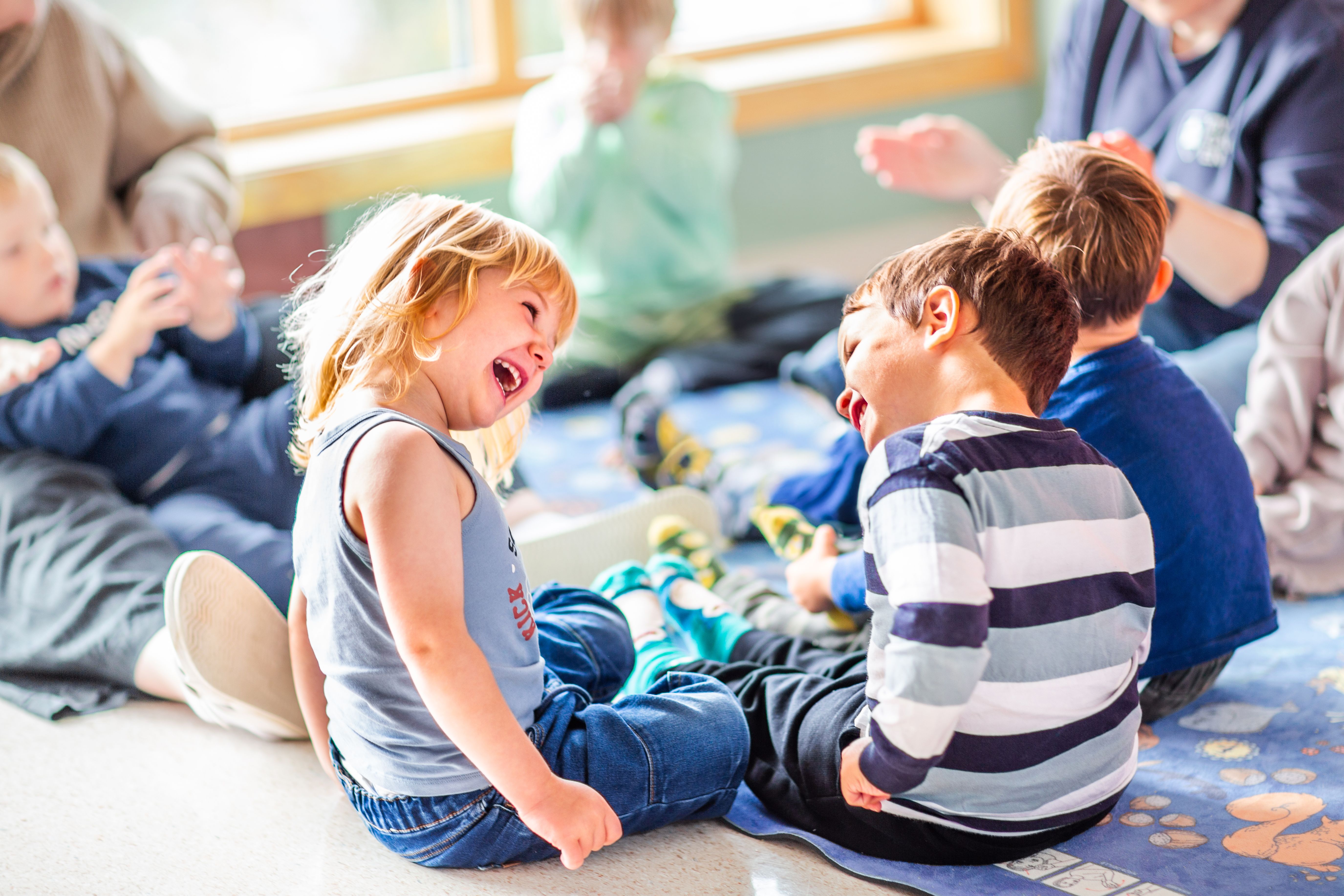 Bilde av to barn som sitter i samlingsstund