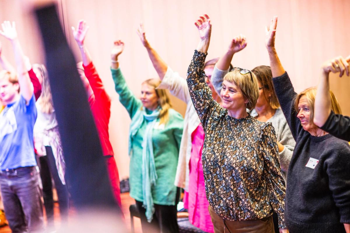 Deltagere i Oslo danser og synger sammen på workshop