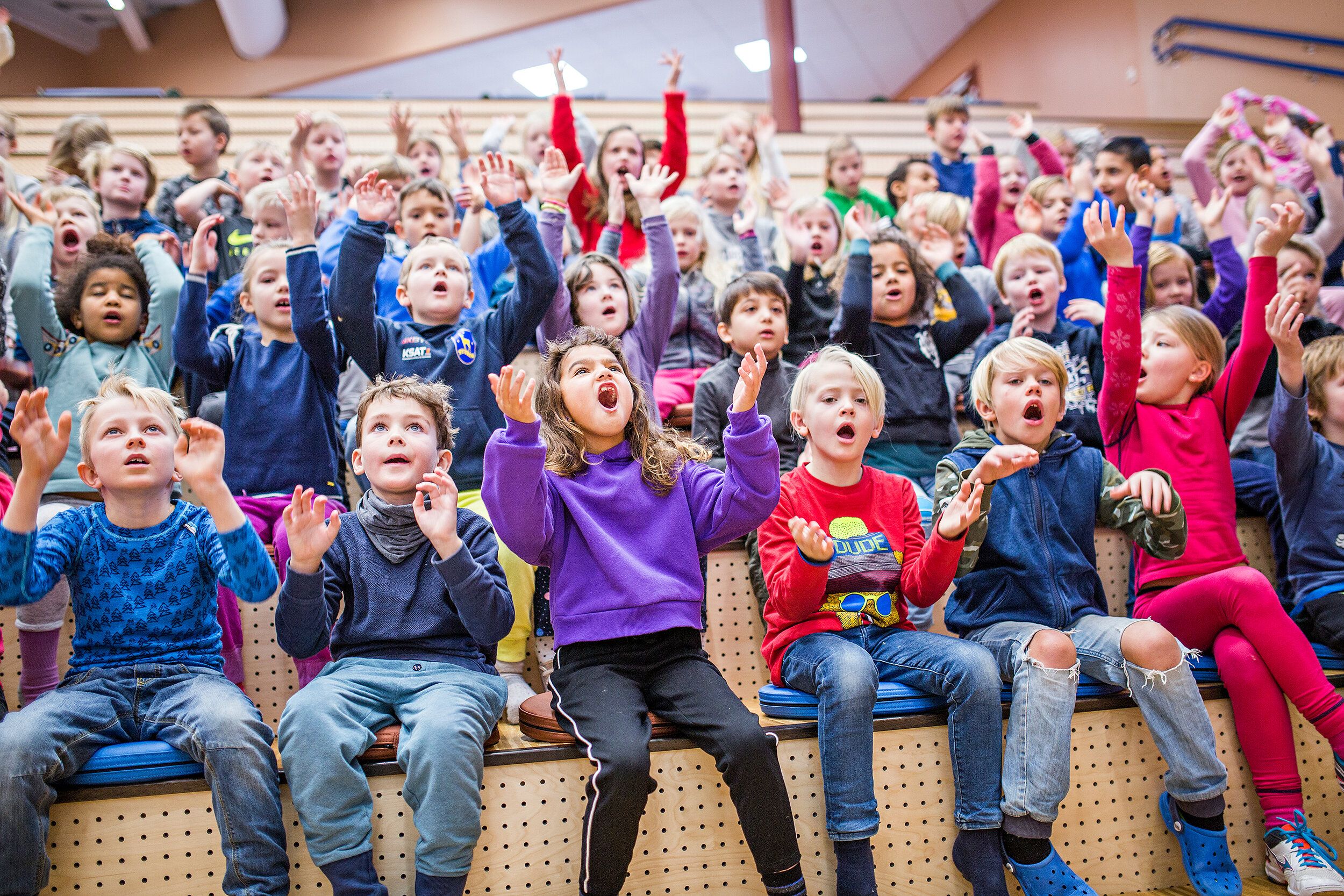 Barn synger sammen på skolen