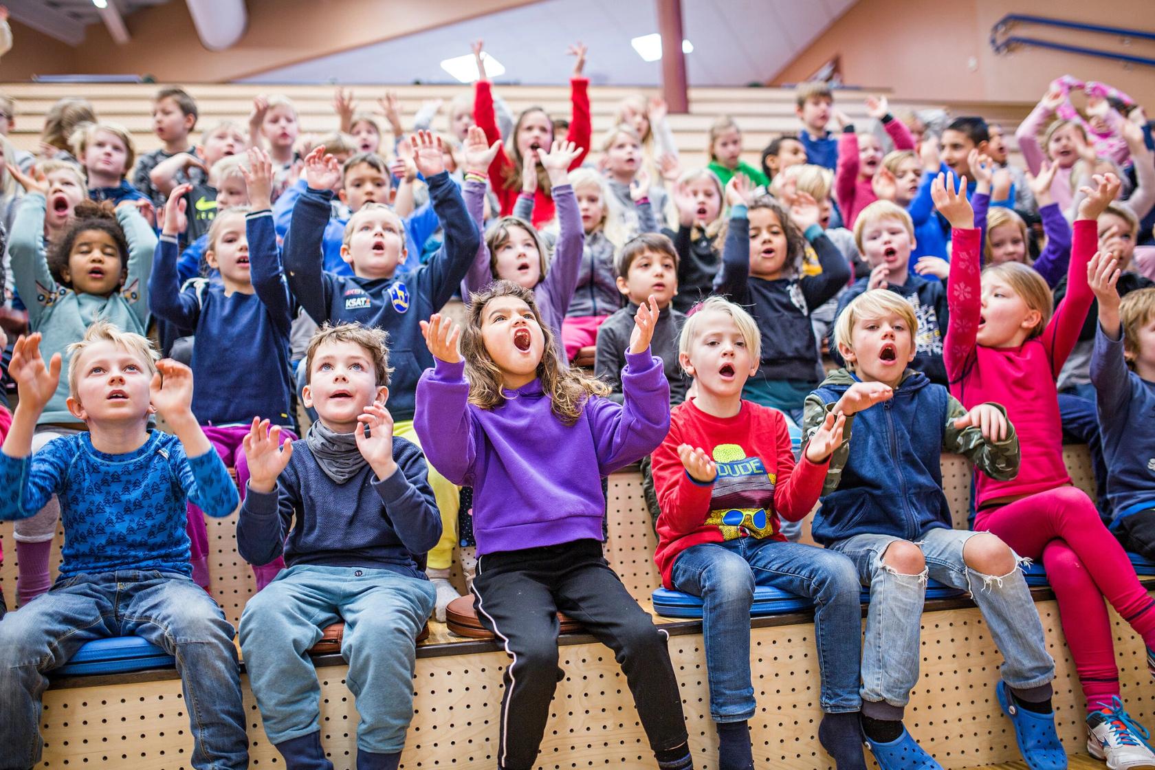 Barn synger sammen på skolen