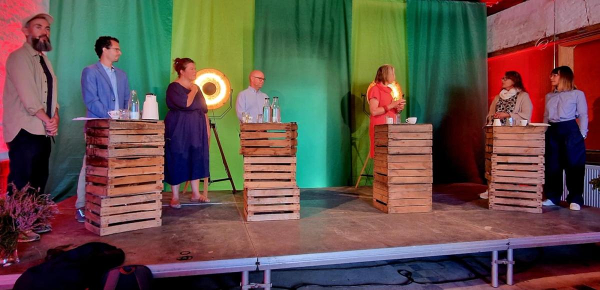 Ulrika Bergroth-Plur i Syngende skole under debatt i Mors.