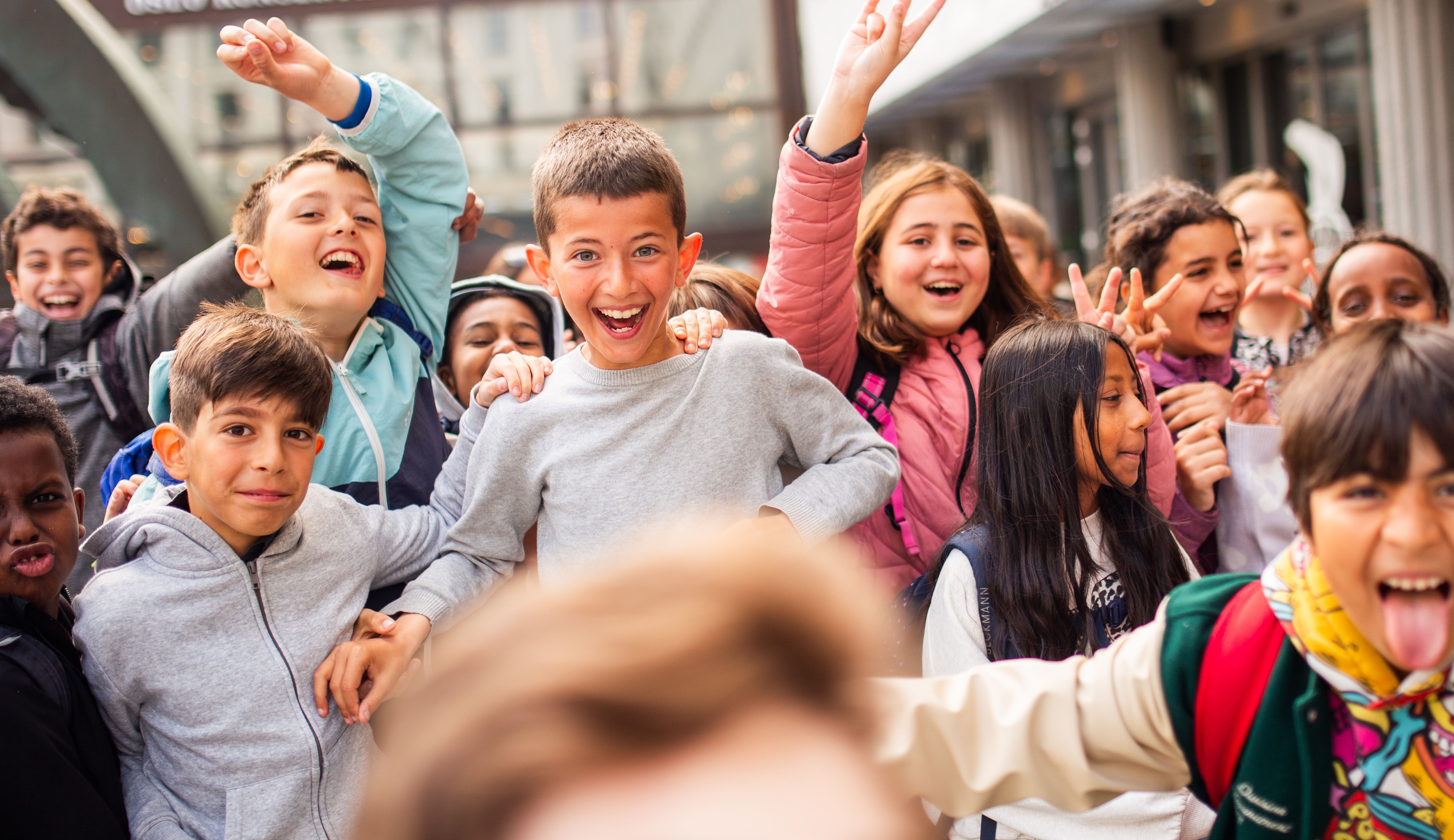 Elever synger til sanger fra Skolenes sangdag utenfor konserthuset