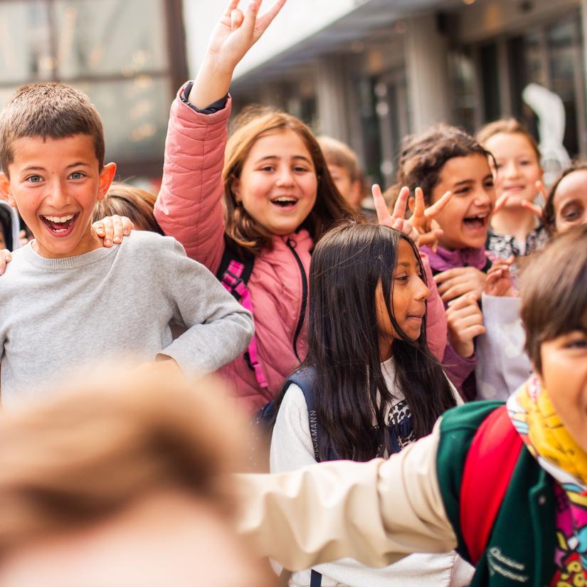 Elever synger til sanger fra Skolenes sangdag utenfor konserthuset