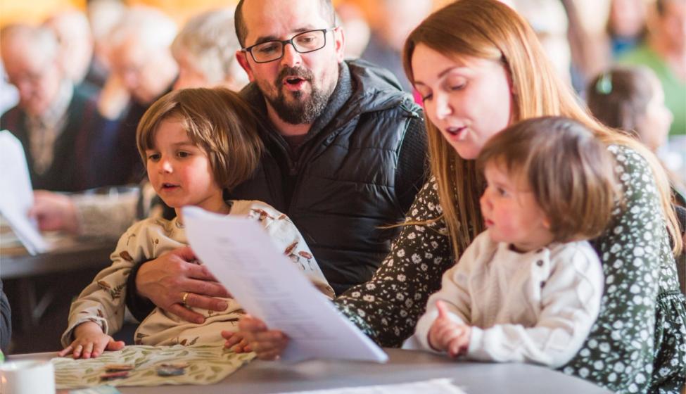 Familie synger sammen på et arrangement i regi av en Syngende kommune.