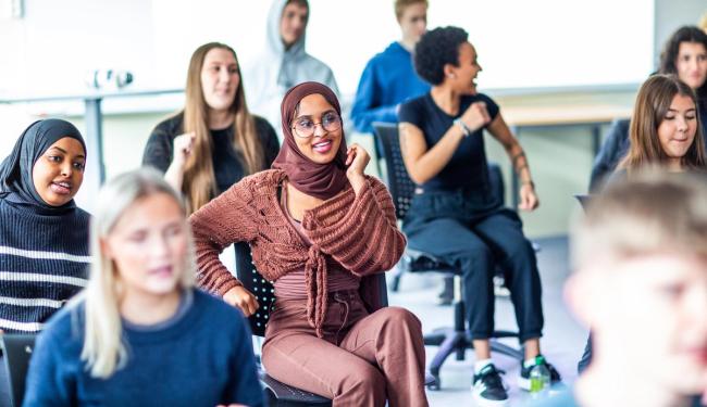 Elever synger og danser som del av undervsiningen i Helsefagarbeider ved Fyllingsdalen vgs.