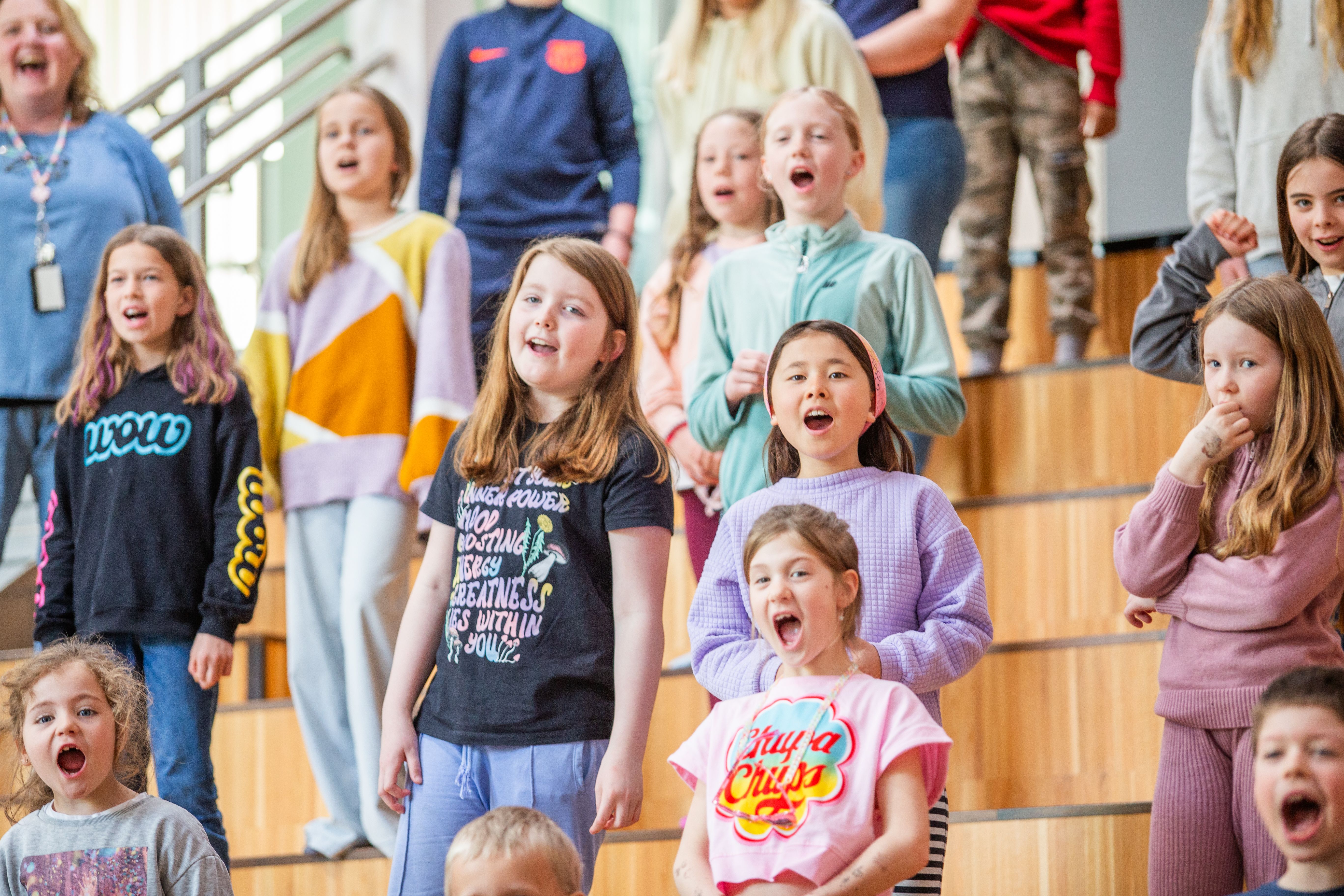 Elever i Eikefjorden synger med til direktesendt konsert under Skolenes sangdag 2024.