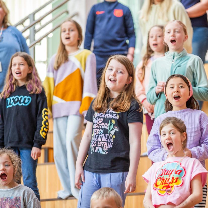 Elever i Eikefjorden synger med til direktesendt konsert under Skolenes sangdag 2024.