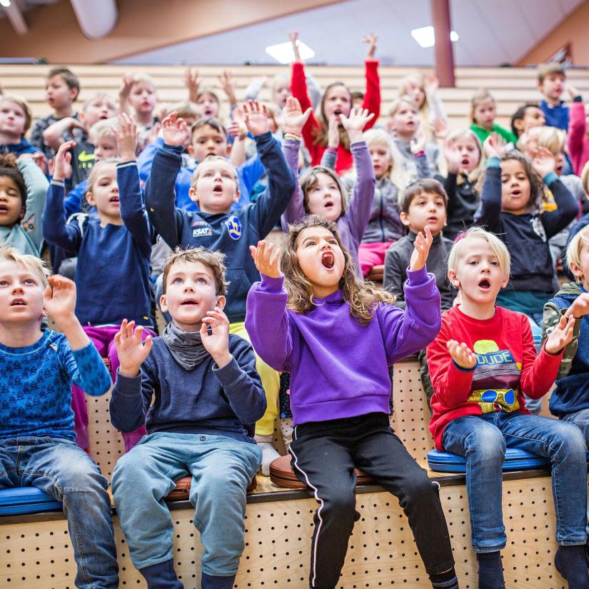 Elever synger til sanger fra Skolenes sangdag
