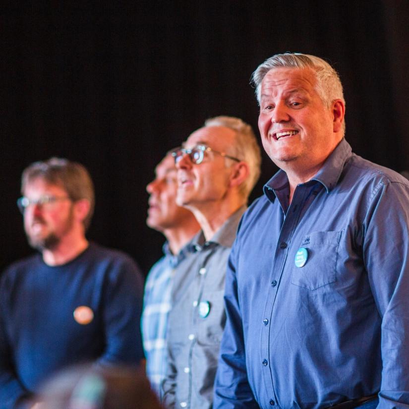 Syngende Høylandet kommune samlet seg til sangfest spesielt til ære for sine nye Ukrainske flyktninger. Det ble en kveld full av latter, tårer og sang.