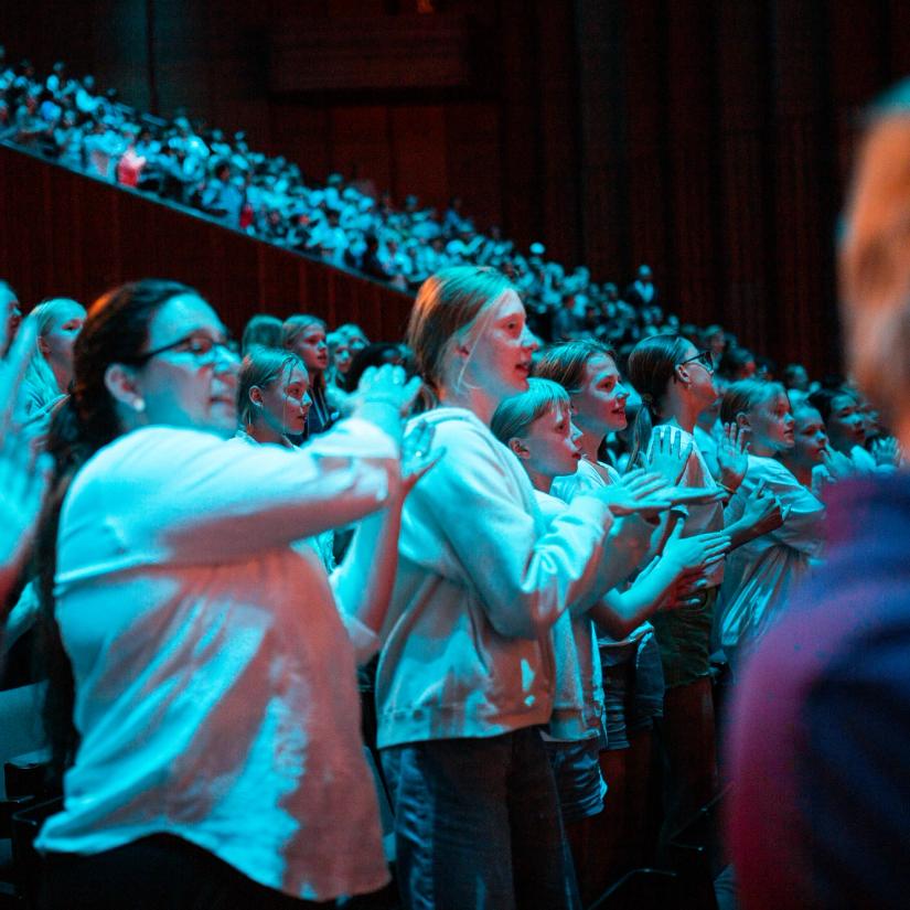1200 elever synger og danser i Oslo konserthus.