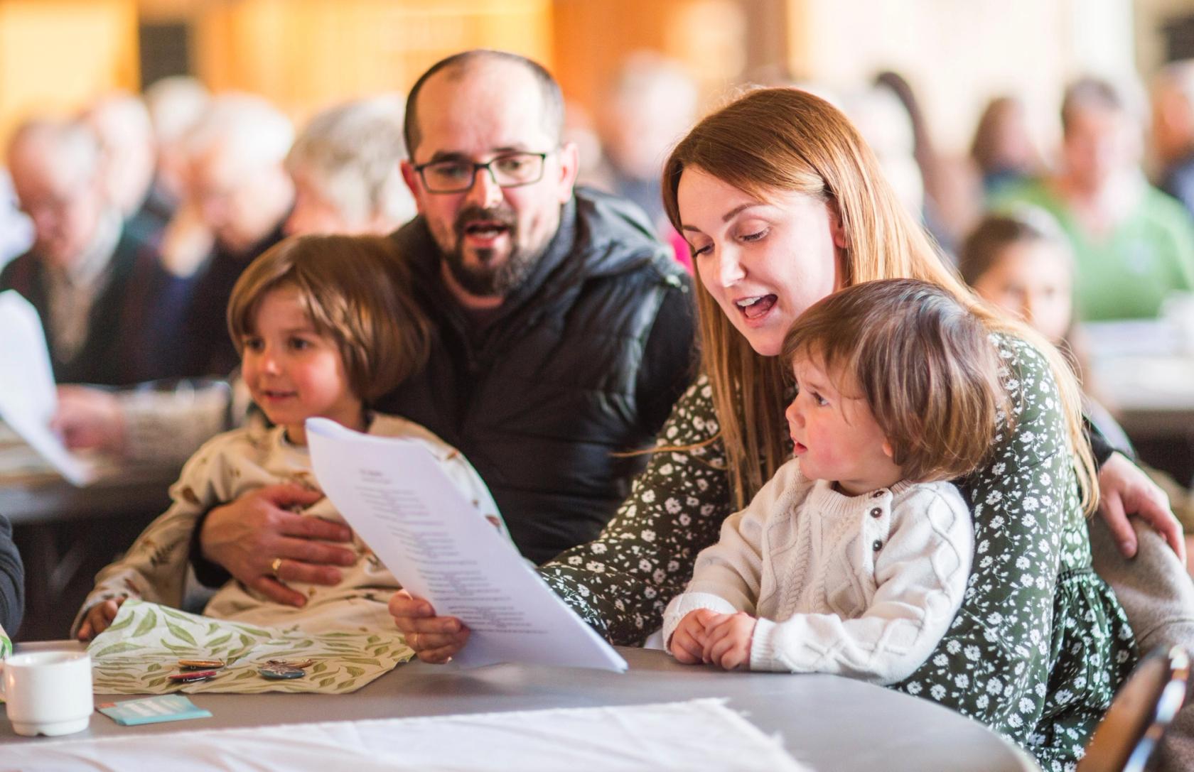 Syngende Høylandet kommune samlet seg til sangfest spesielt til ære for sine nye Ukrainske flyktninger. Det ble en kveld full av latter, tårer og sang.