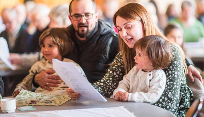 Syngende Høylandet kommune samlet seg til sangfest spesielt til ære for sine nye Ukrainske flyktninger. Det ble en kveld full av latter, tårer og sang.