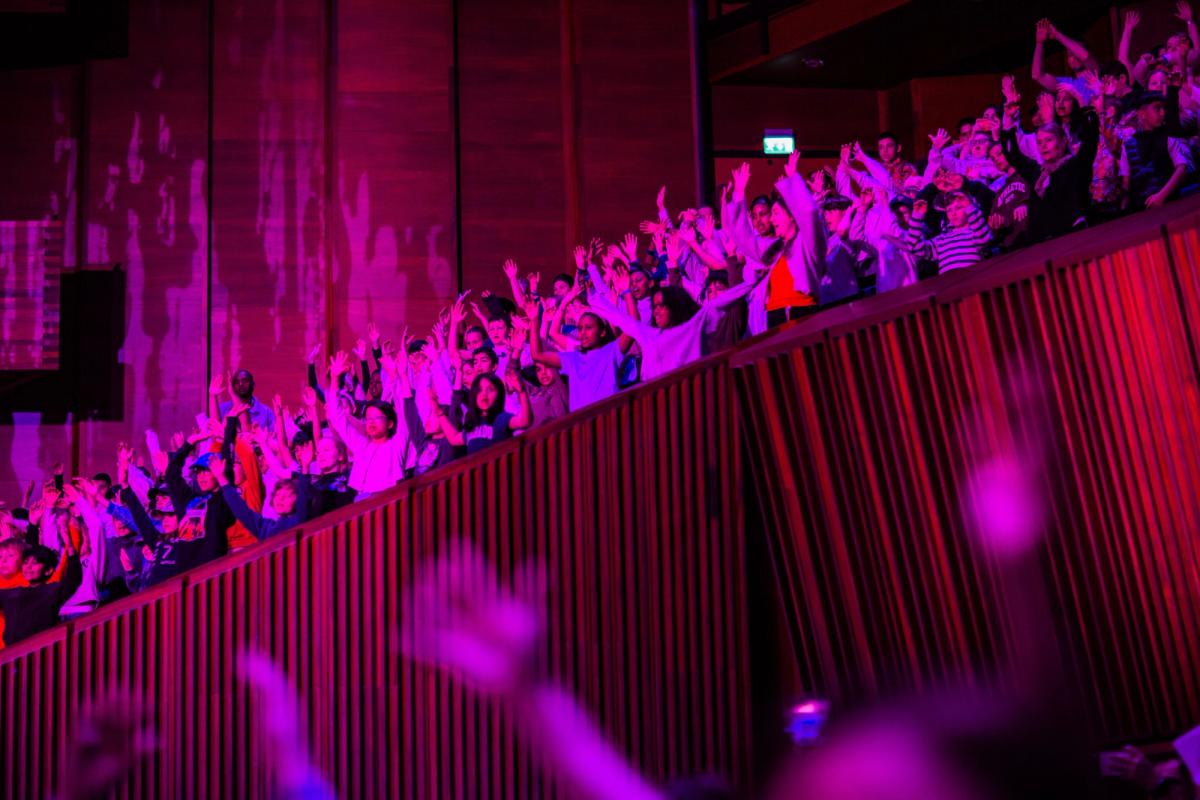 Elever synger sammen i Oslo konserthus