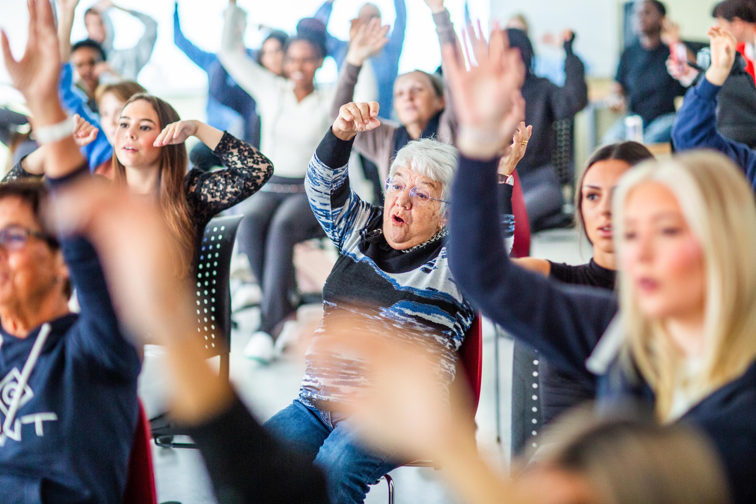 Eldre besøker klasserommet på Fyllingsdalen vgs. for å synge og trimme sammen med elevene.