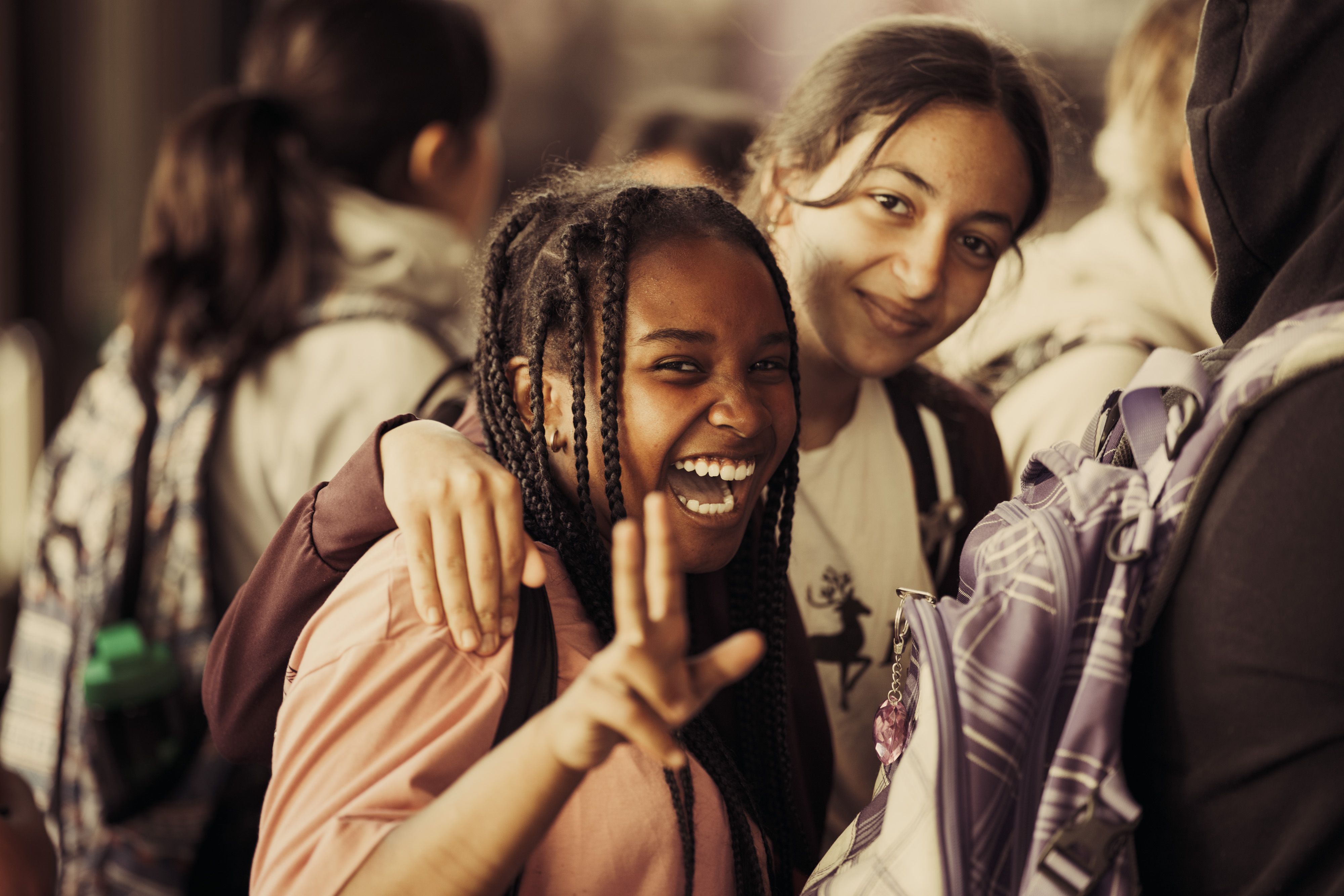 To jenter ler og koser seg på Skolenes sangdag 2023.