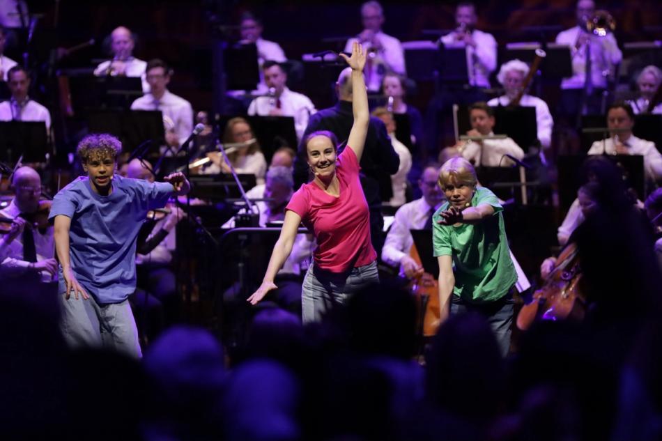 Forsangerne og orkesteret leder an den nasjonale allsangfesten.