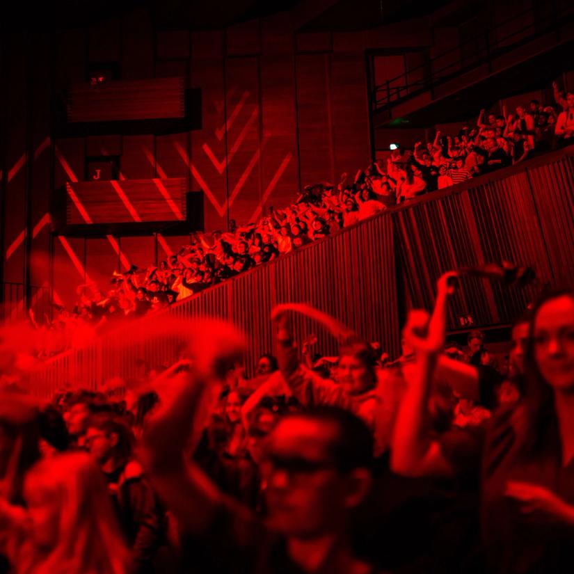 Elever danser og synger under Skolenes sanglag 2026.