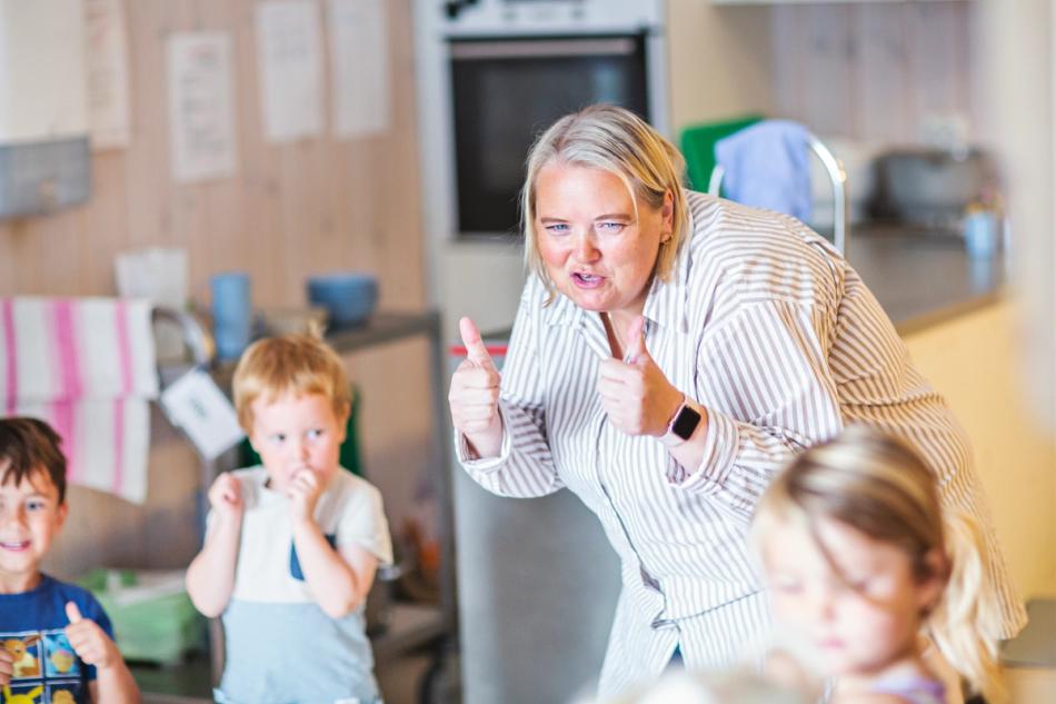Samlingsstund med sang og musikk i Tjodmarka Syngende barnehage i Stavanger.