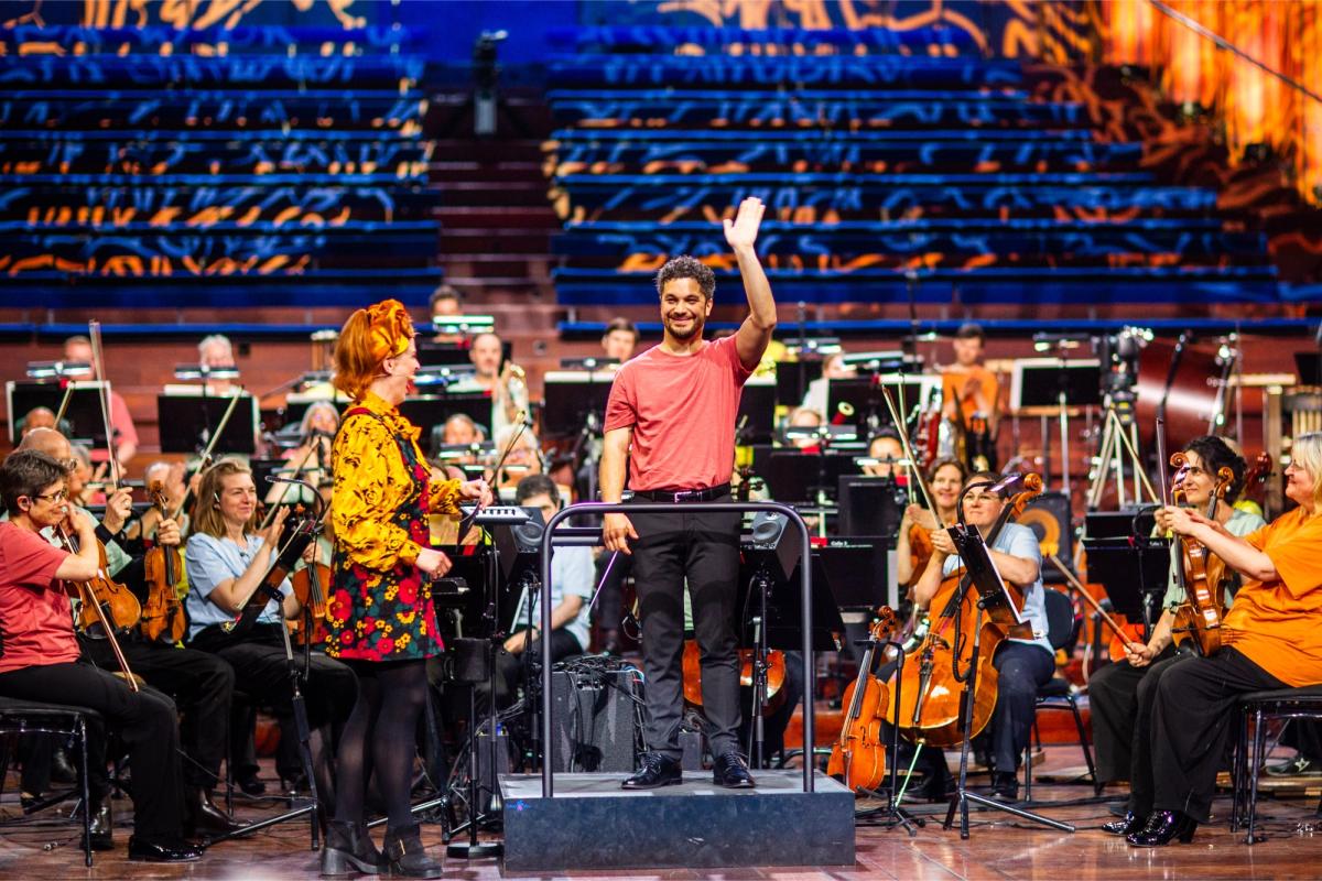 dirigent Andrés Maurette på scenen sammen med Silya og Oslo-filharmonien.