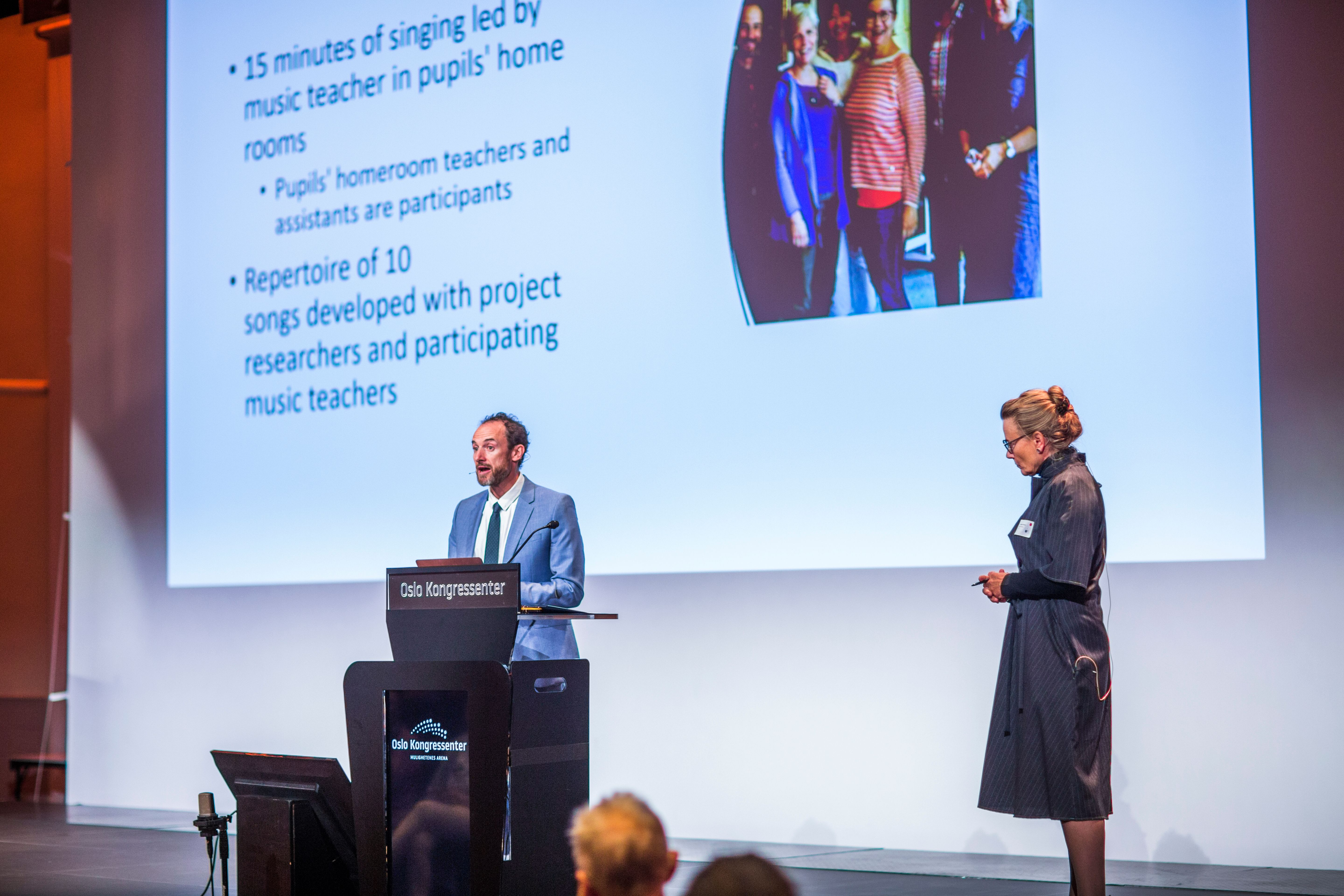 To personer som presenterer et innlegg om sang i skolen under Sangsymposiet i 2023.