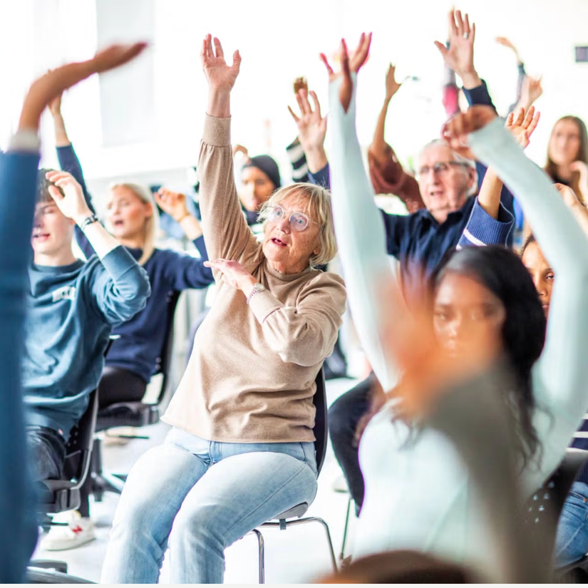 Eldre og ungdom trimmer og synger sammen.